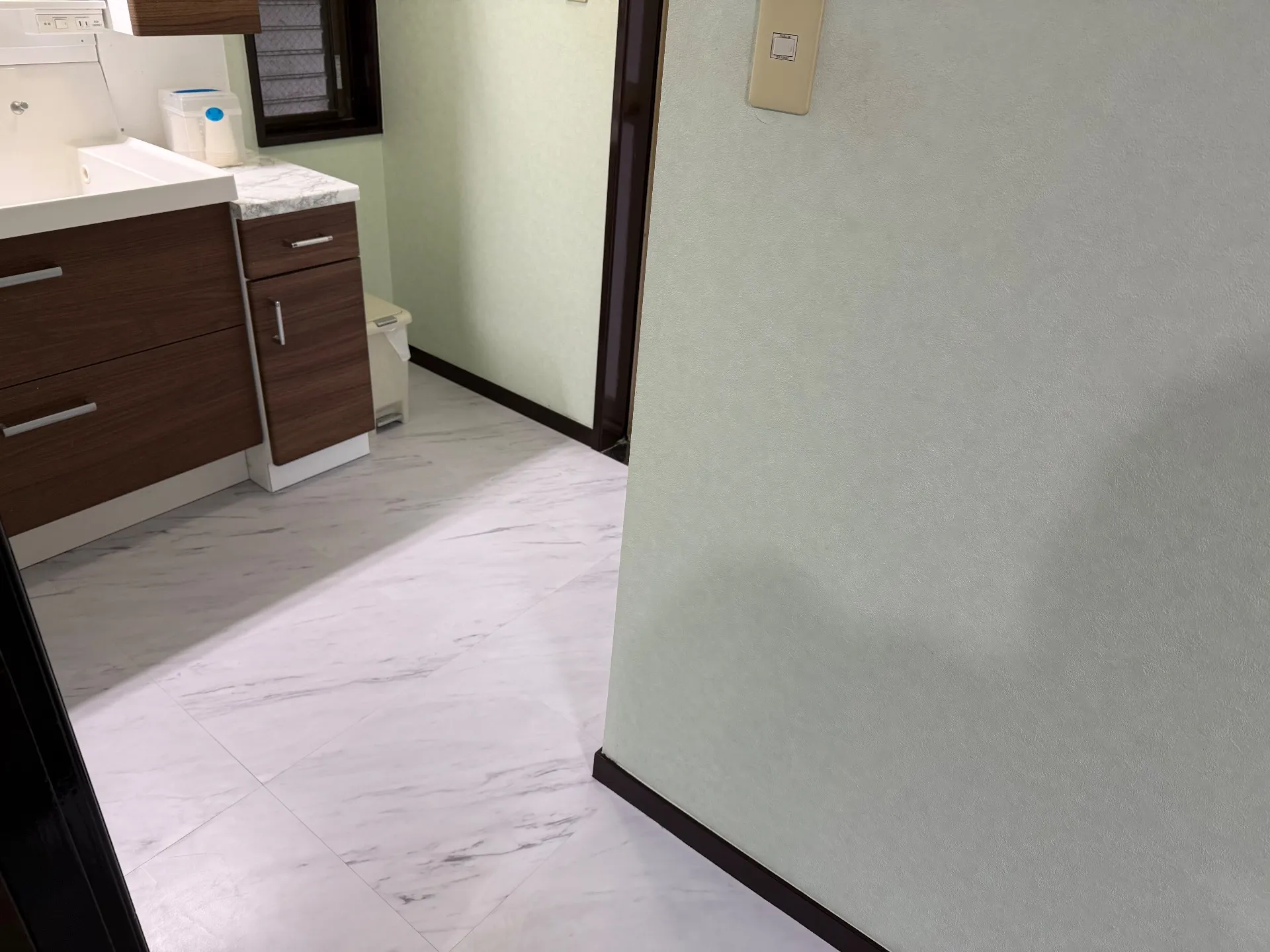 洗面所床貼り替え